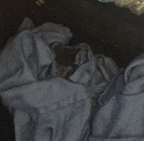 hanh-khach-tuc-gian-vi-thay-phan-trong-chan-tren-may-bay