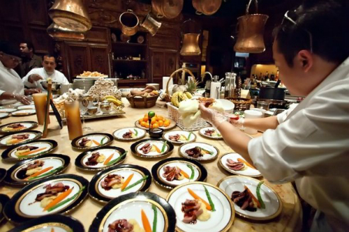 Người dân Hà Nội và du khách quốc tế sẽ có cơ hội thưởng thức hơn 1.000 món ăn và 200 loại nước uống đa dạng đến từ những tên tuổi lớn nhất trong nghành ẩm thực.